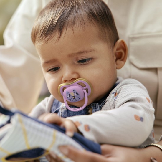 Philips AVENT Залъгалки Ultra Air 6-18 м. листо/коте, момиче, 2 бр. със стерилизаторна кутия plant based