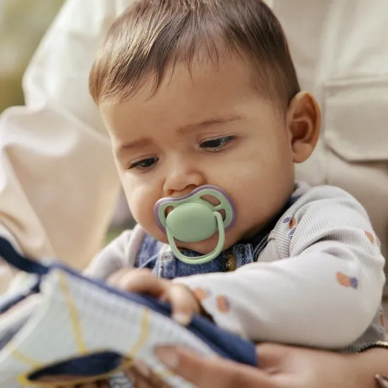 Philips AVENT Залъгалки Ultra Air пастелни 6-18м пастелно зелено/розово, за момиче 2 бр, със стерилизаторна кутия
