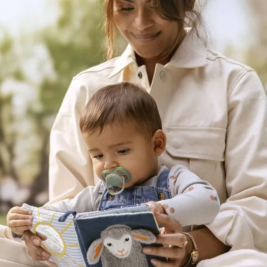 Philips AVENT Залъгалки Ultra Air пастелни 6-18 м. с декорация листа, неутрални 2 бр. със стерилизаторна кутия