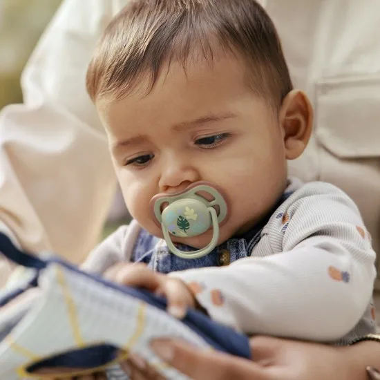 Philips AVENT Залъгалки Ultra Air пастелни 6-18 м. с декорация листа, неутрални 2 бр. със стерилизаторна кутия