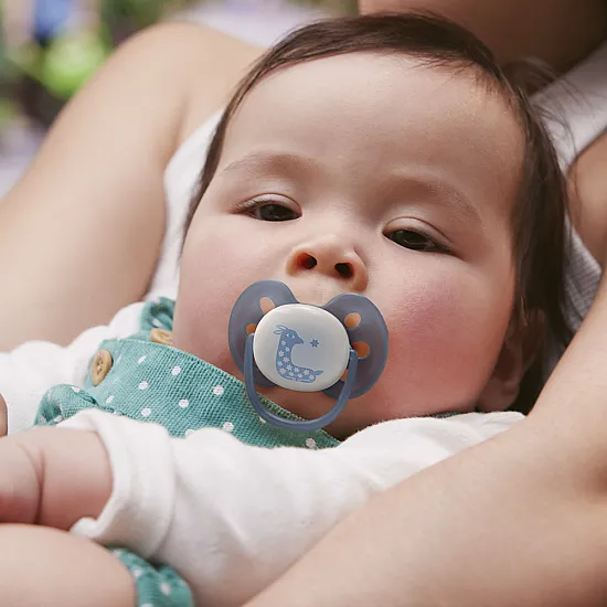 Philips AVENT Залъгалки Ultra Soft NightTIme 6-18м пастелни, момче 2 бр. със стерилизаторна кутия синьо, оранжево