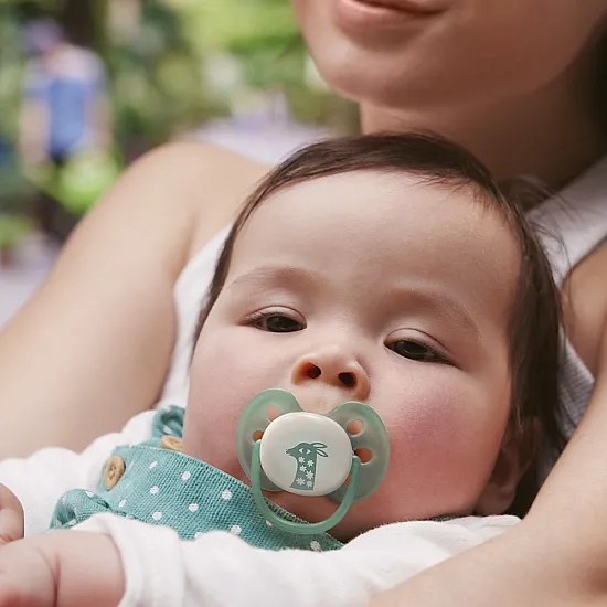 Philips AVENT Залъгалки Ultra Soft NightTIme 6-18м пастелни, момиче 2 бр. със стерилизаторна кутия лилаво, зелено
