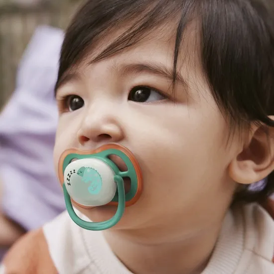 Philips AVENT Залъгалки Ultra Air Night 6-18 м. хамелеон/маймунка, син 2 бр. със стерилизаторна кутия