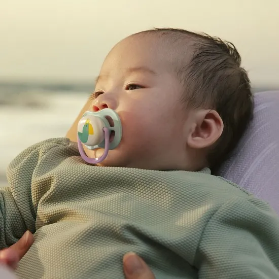 Philips AVENT Залъгалки Ultra Air Happy 0-6м. папагал/ягода, момиче 2 бр. със стерилизаторна кутия