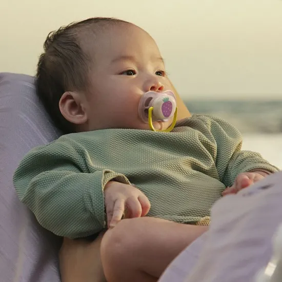 Philips AVENT Залъгалки Ultra Air Happy 0-6м. папагал/ягода, момиче 2 бр. със стерилизаторна кутия