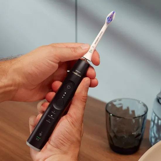 Комплект Електрически четки за зъби Next-Generation с 2 калъфа за пътуване Philips Sonicare Серия 6500, бяла и черна