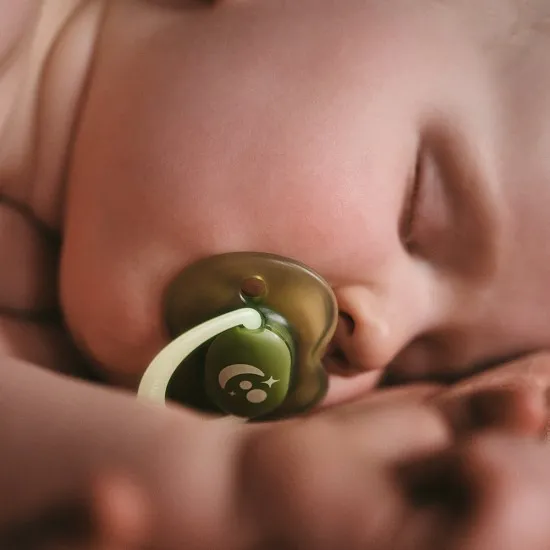 Ортодонтични залъгалки, Tommee Tippee, Night Glow, 2бр/оп, светеща дръжка, лилави/розови, 6-18м